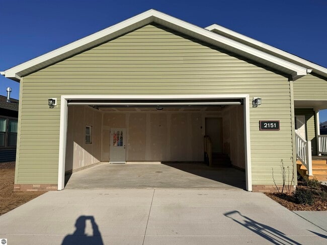 Building Photo - 2151 Alta Vista Dr