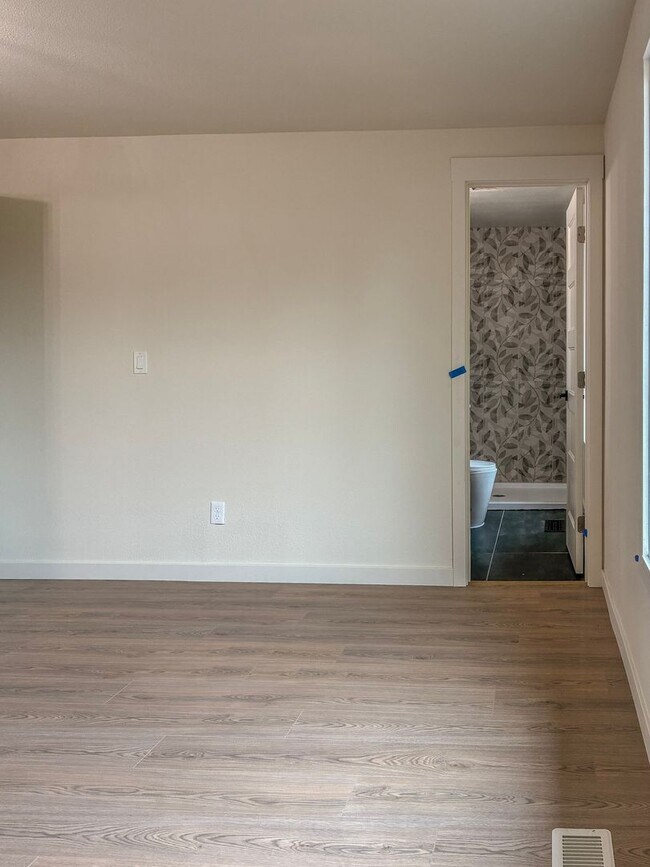 Building Photo - 3 Bedroom 2 Bath in Scappoose- Do Not Miss...