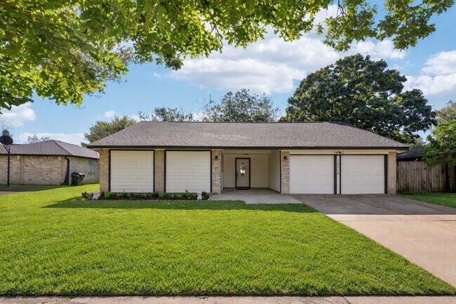 Building Photo - 15815 Crystal Grove Dr