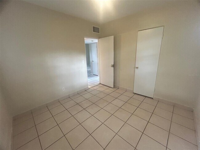 Building Photo - 127 Country Club Dr