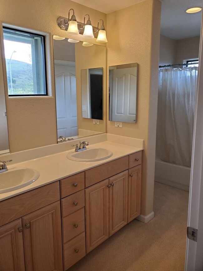 Building Photo - Wonderful 5bd / 3.5ba with 2 master suites