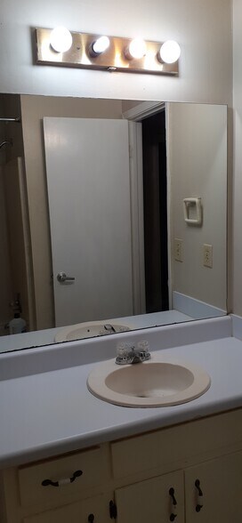 Bathroom - 3024 Spruce Cir