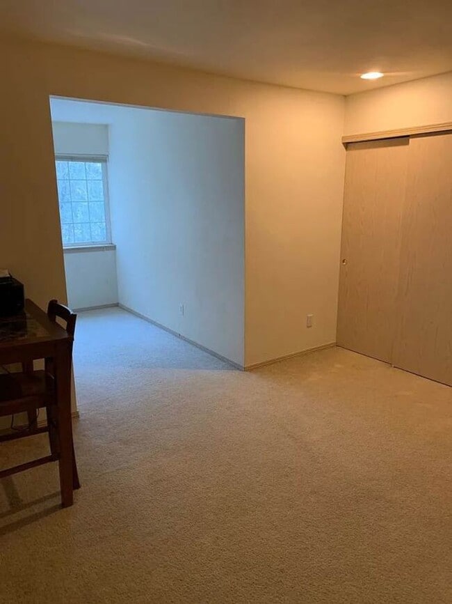 Building Photo - Spacious 2 Bedroom Duplex with Cozy Features