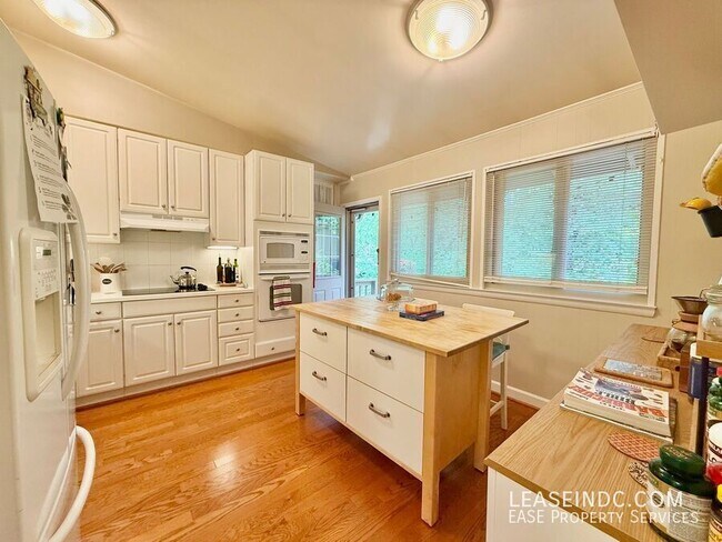 Building Photo - 6424 Hollins Dr