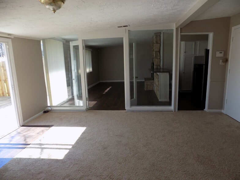 Building Photo - 2505 Maplewood Dr