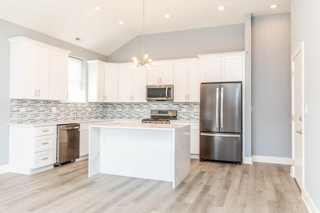 Building Photo - 6632 S Kenwood Ave