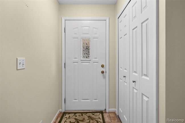 Building Photo - 4911 Oak Hill Dr