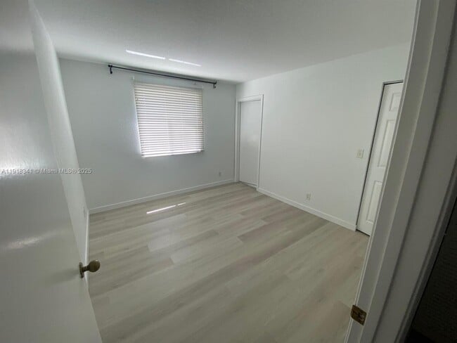 Building Photo - 2223 Pasadena Way