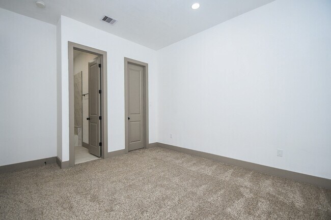 Building Photo - 5901 Crest Ct
