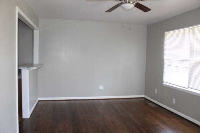 Building Photo - REMODELED!!  3 beds, 2 bath