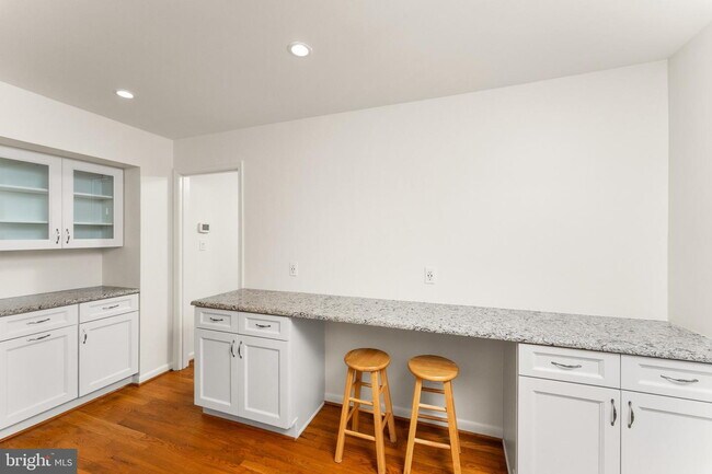 Building Photo - Spacious & Stylish North Shore Cluster Home Near Reston Town Center
