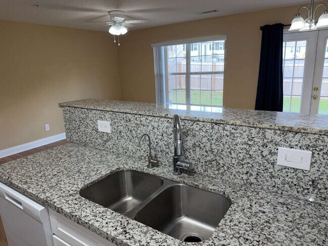 Building Photo - "Charming 3-Bedroom Townhouse in Crestview with Granite Countertops & 2.5 Baths!"