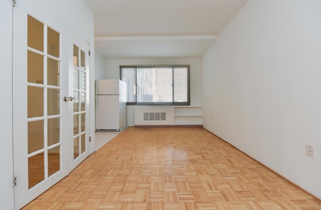 Building Photo - Spacious & Bright Junior 1 Bedroom at River Place East