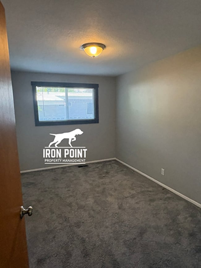 Building Photo - 3 Bed/1 Bath off Broadway near downtown Boise & BSU - Landscaping Included.
