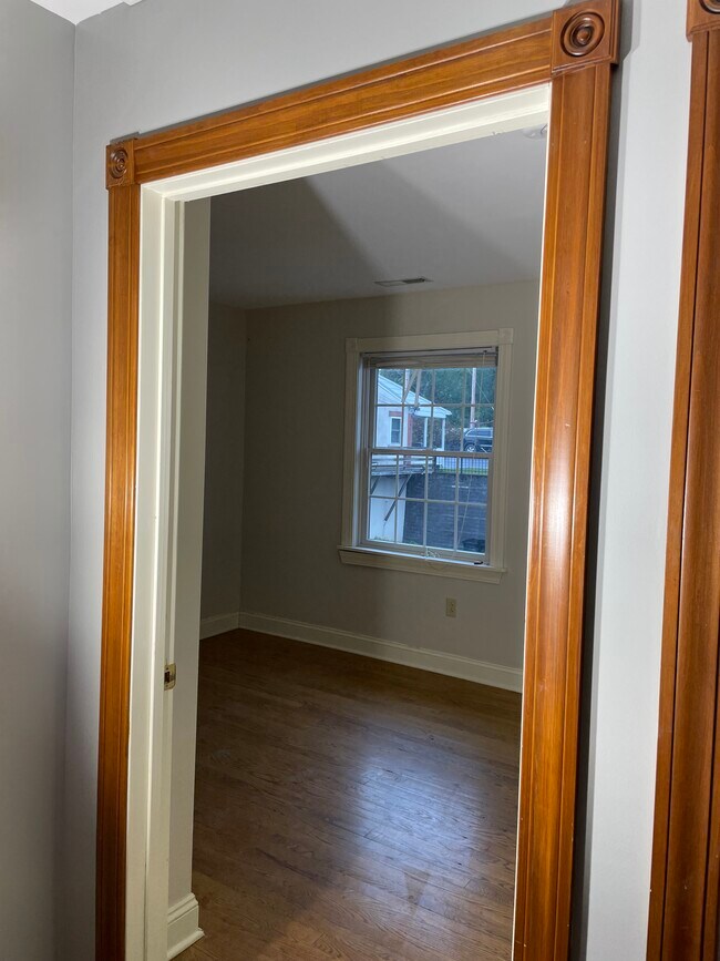Building Photo - 611 Suite B