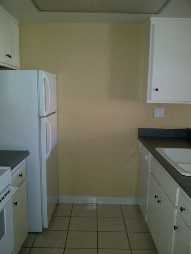 Building Photo - One Bedroom Condo in Mission Plaza Complex!