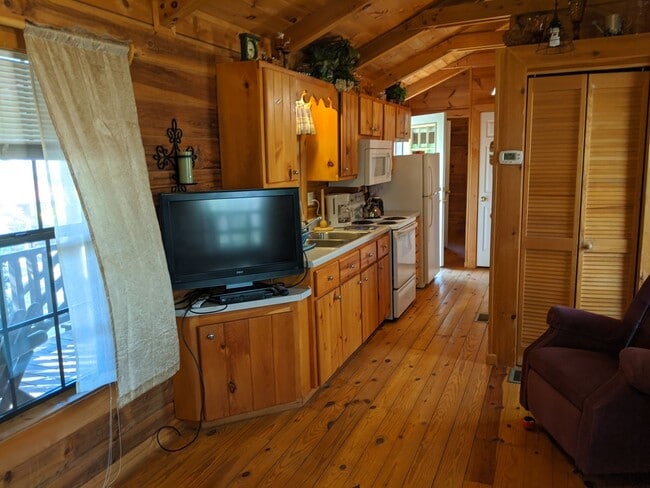 Building Photo - 2 Bed 1 Bath Cabin- All Utilities Included...