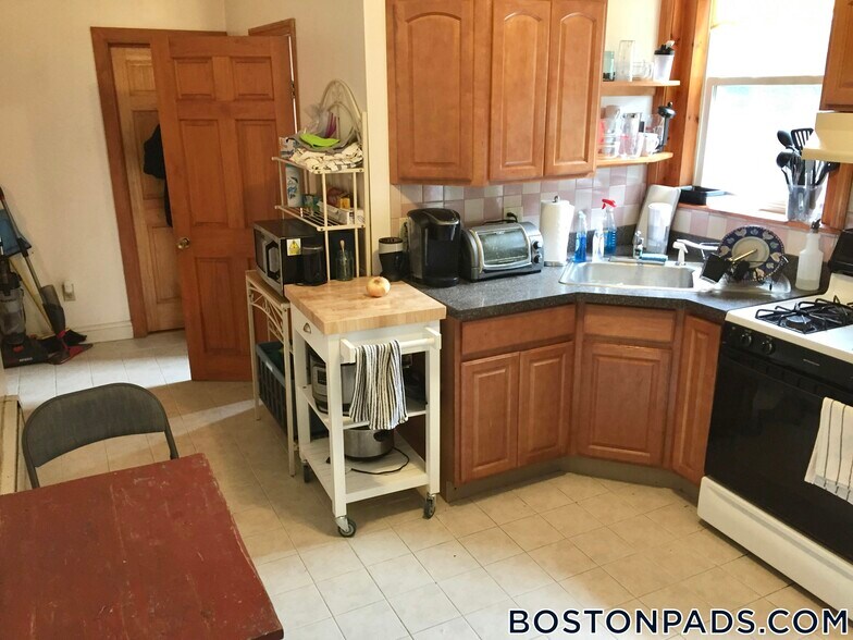 Building Photo - 157 Thorndike St