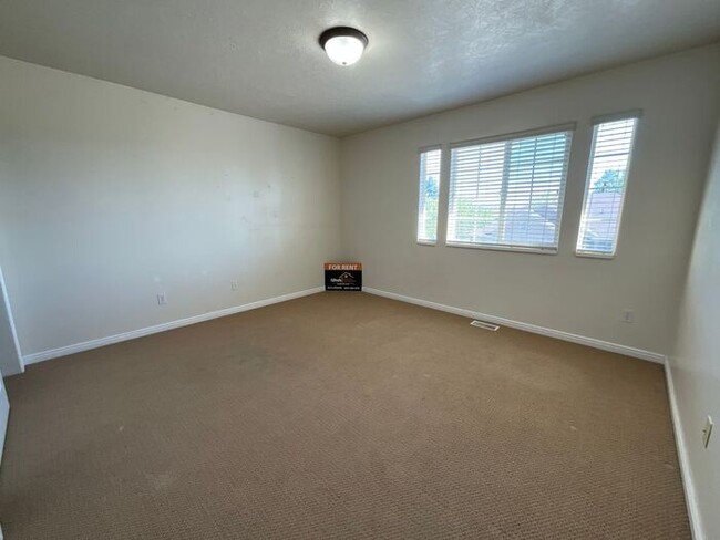 Building Photo - 6 bedroom 3 1/2 bathrooms 2 car garage Lar...