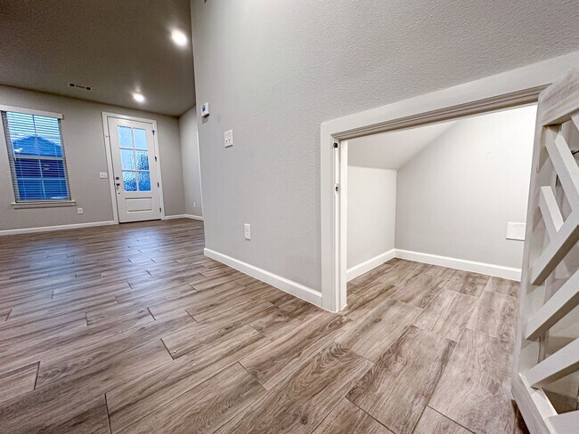 Building Photo - 1733 W Whitney Ln