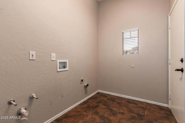Building Photo - 6923 W Lone Cactus Dr