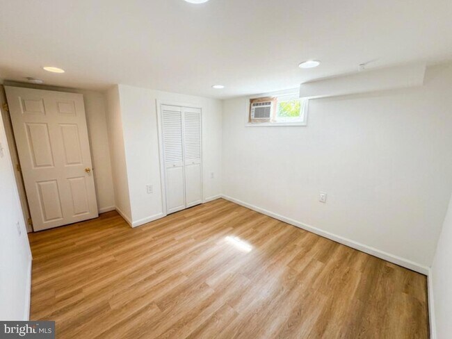 Building Photo - 209 4th Ave