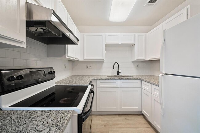 Building Photo - 1015 E Yager Ln