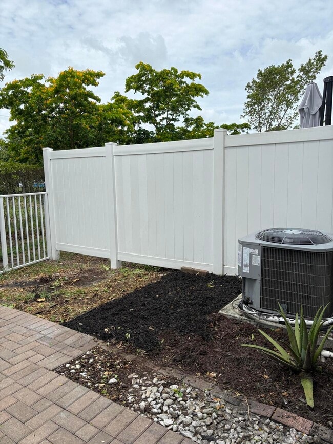 Building Photo - 2037 Oysterwood Ln