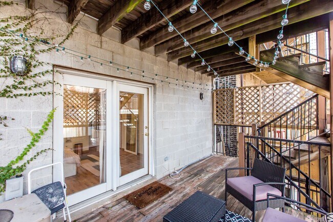 Building Photo - Condo Quality 3Bed/2bath in Wicker Park! In-Unit Laundry! Central Air! Blue Line!