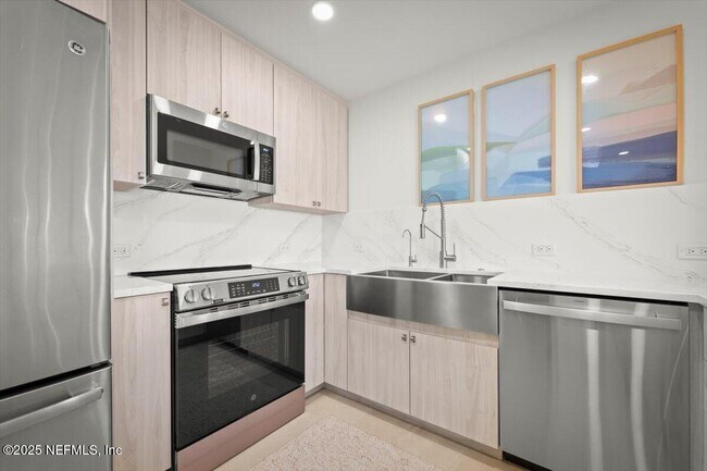 Building Photo - 739 Spinnakers Reach Dr