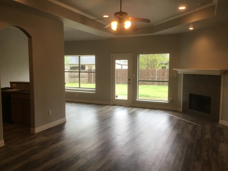 Building Photo - 502 Spring Dr