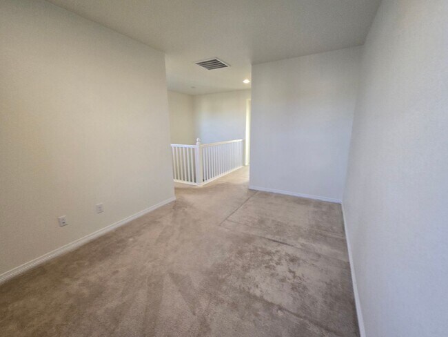 Building Photo - Spacious 4 Bedroom Single Family Home