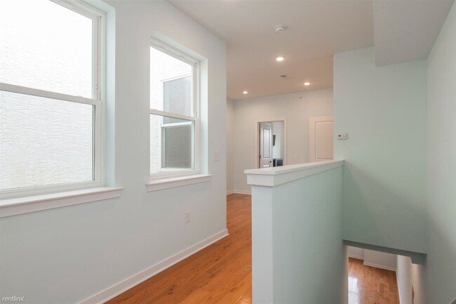 Building Photo - 3 br, 3 bath Triplex - 1517 SEYBERT ST Uni...