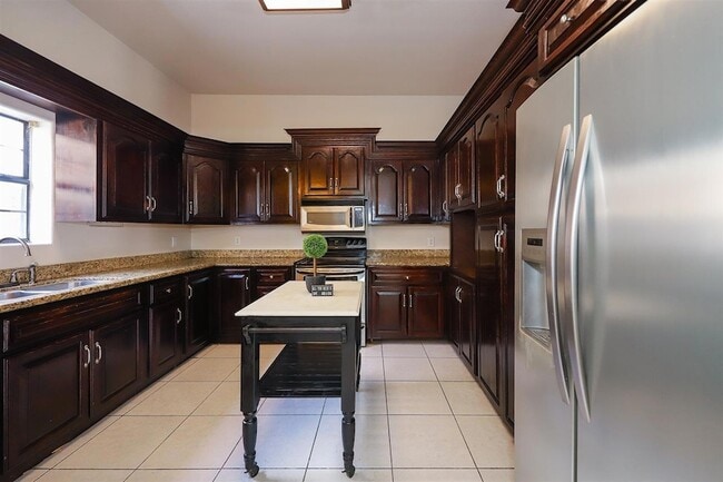 Building Photo - 305 Lake Clark Ct