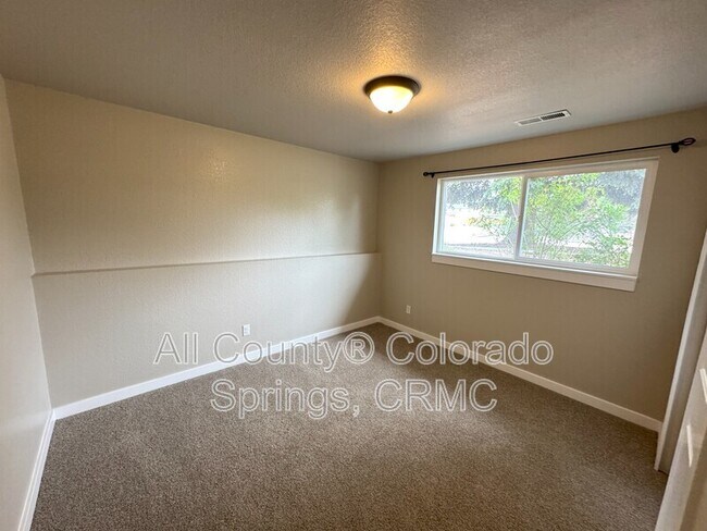 Building Photo - 1480 Hiawatha Dr