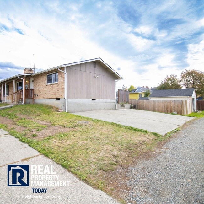 Building Photo - Newly Remodeled Duplex In Tacoma!