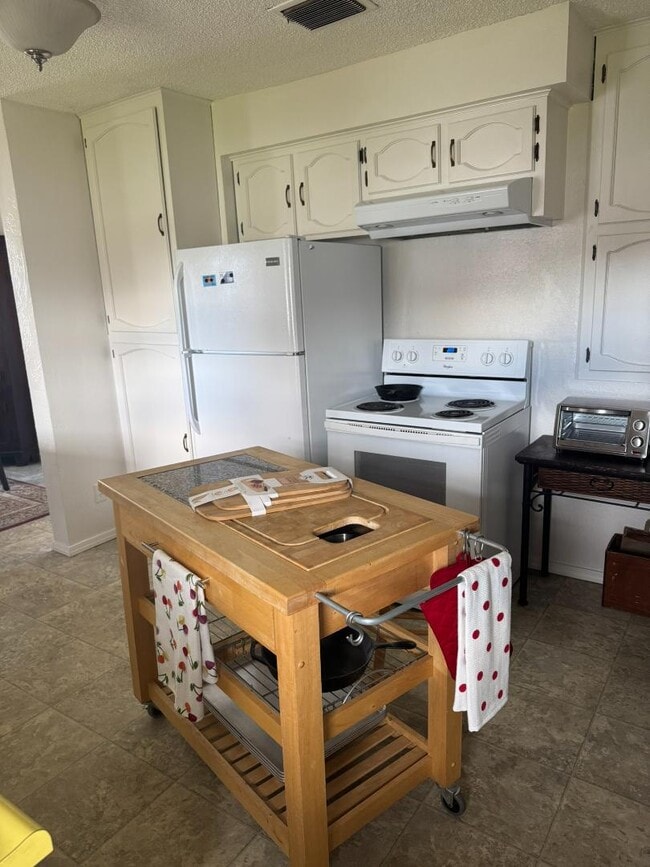 Building Photo - 406 Newtown St