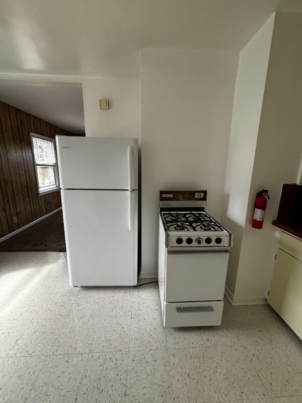 Building Photo - 142 N Riverview Dr