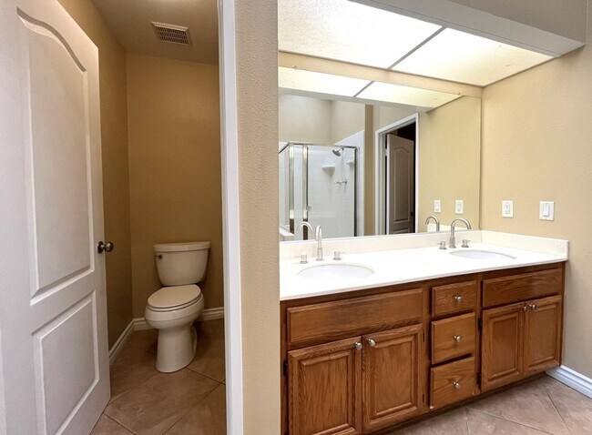 Building Photo - 3 bed, 3 bath located in Ontario, CA!