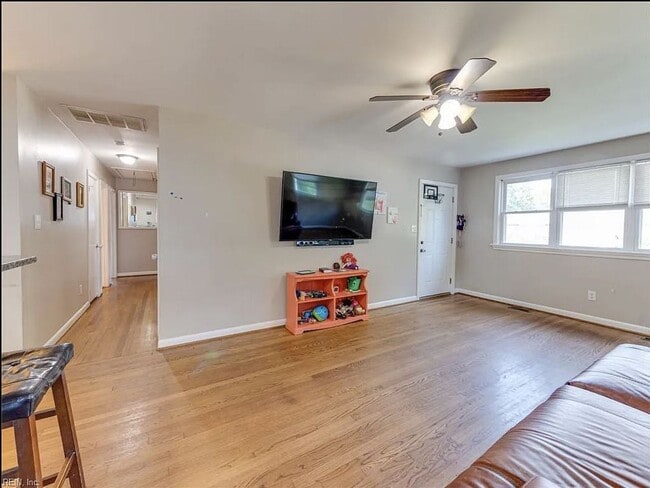 Building Photo - 3 bedroom /2 bathroom- Deer Park Grove