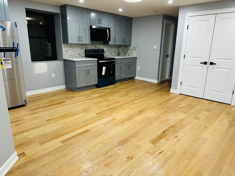 Room - 80 Sunnyside Ave