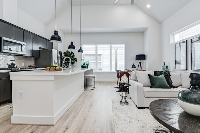 Building Photo - 1131 W 17th St