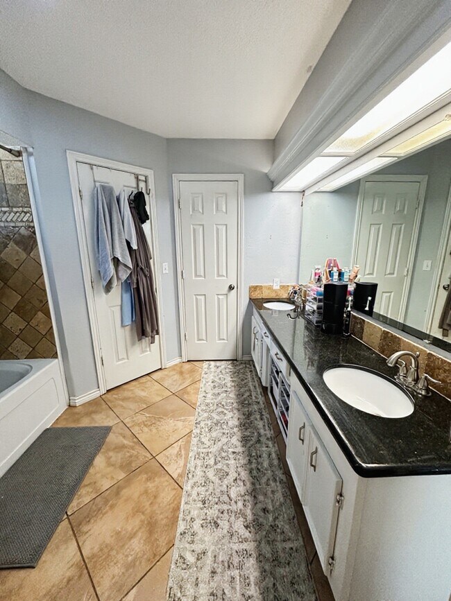 Building Photo - 3934 Cypress Lake Dr