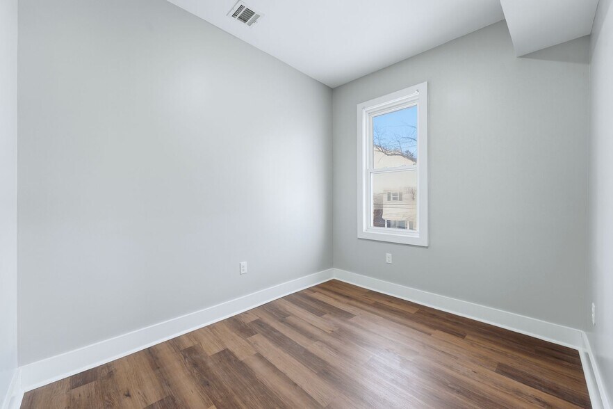 Building Photo - 913 S 18th St