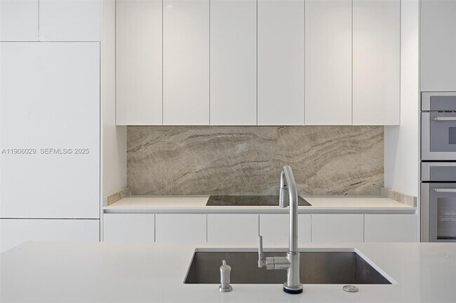 Building Photo - 700 NE 24th St