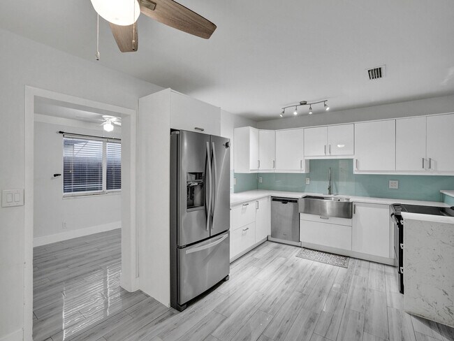 Building Photo - 601 NE 59th Ct