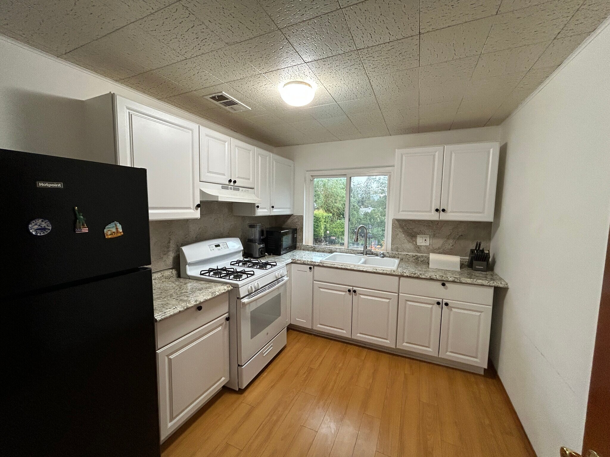 Kitchen - 1054 E Providencia Ave
