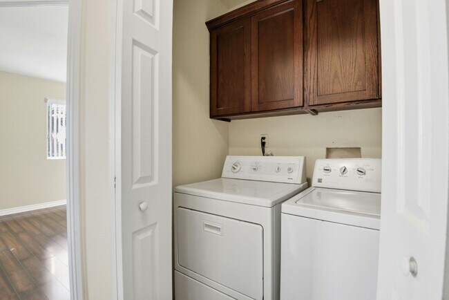 Building Photo - 1614 W 39th Pl