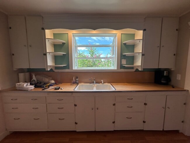 Building Photo - Adorable 2 Bedroom One Bathroom Home Close...