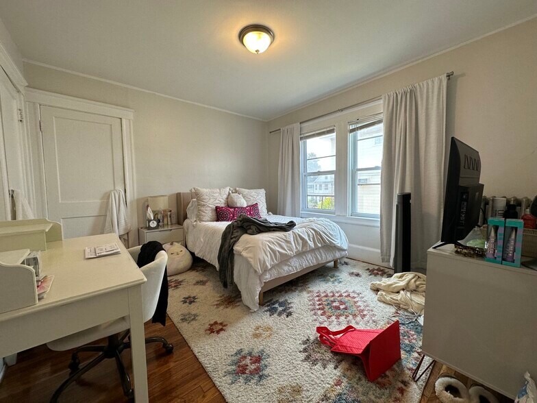 Building Photo - 19 Larose Pl